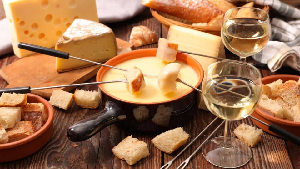 גבינות עם יין