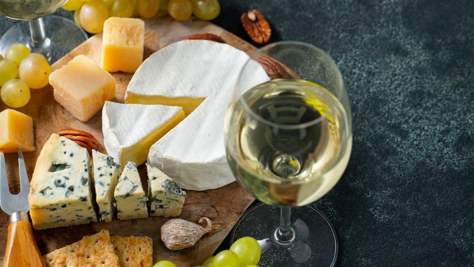 גבינות עם יין